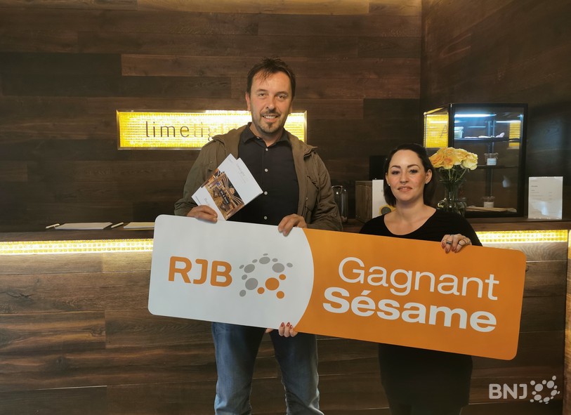 André de Corcelles reçoit son gain chez Limelight SPA