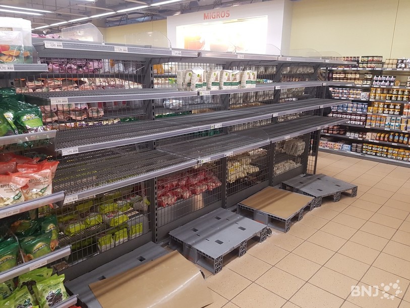 Le rayon des farines samedi à la mi-journée dans la succursale Migros de Marin Centre.
