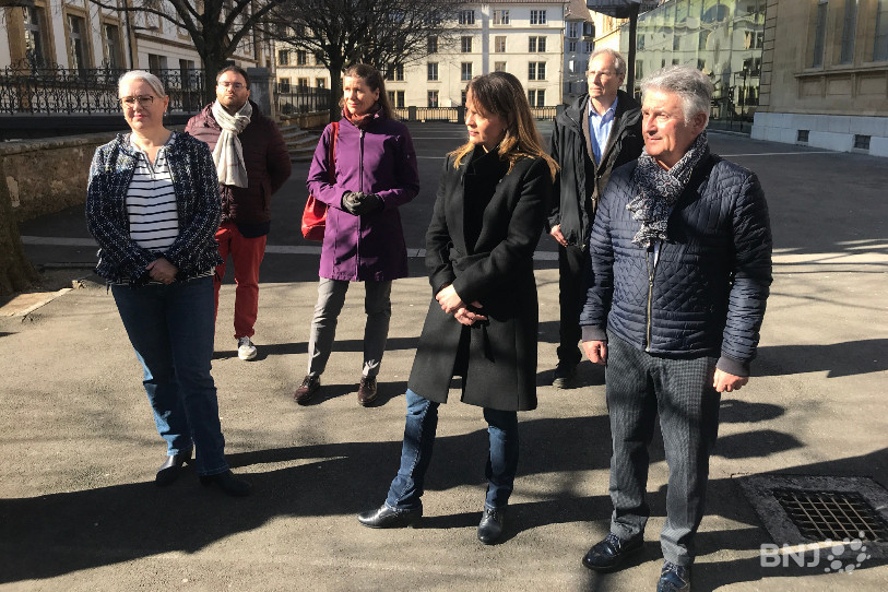 Le Conseil communal de Neuchâtel a tenu sa conférence de presse à l'extérieur et en maintenant une distance de sécurité entre chacun lundi matin.