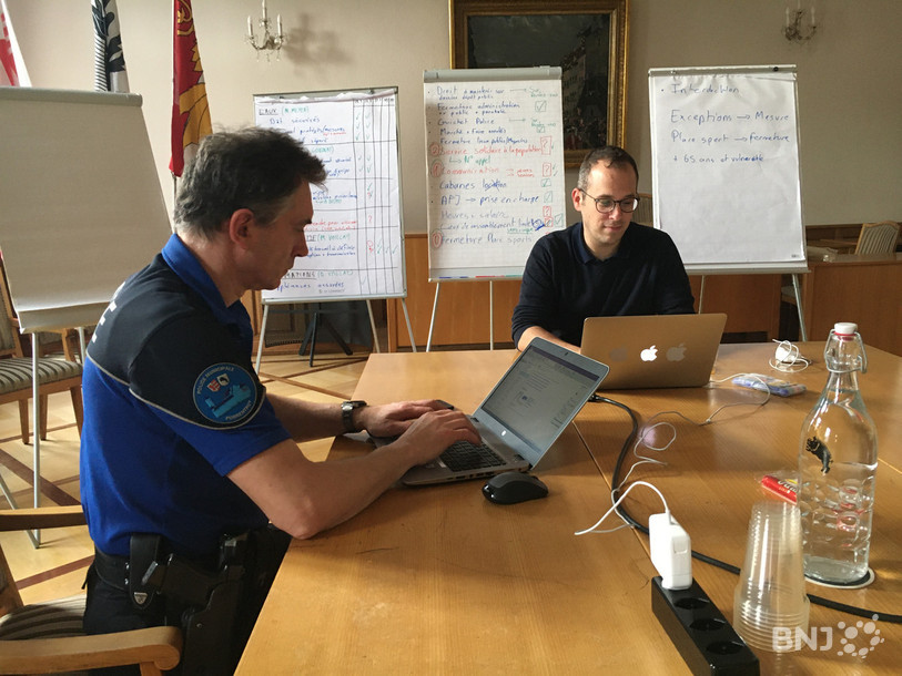Julien Loichat (à droite), conseiller municipal de la sécurité, pilote l'OrCoC et Dominique Vallat, commissaire de la police municipale de Porrentruy, s'assure de l'application des mesures.