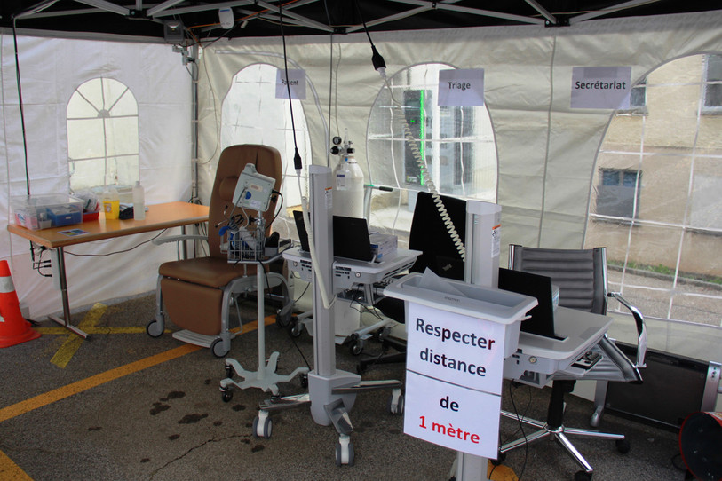 Une des tentes qui s'est dressée devant l'hôpital à Delémont (photos H-JU).