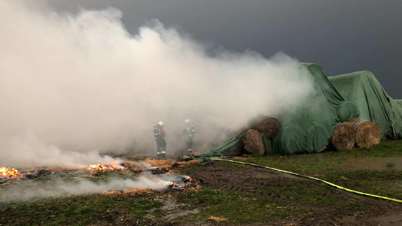 La foudre s'est abattue sur des balles de pailles à Chiètres. (Photo: Police cantonale fribourgeoise)
