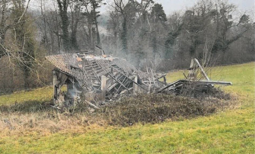 Il ne reste pas grand chose de la loge incendiée. (Photo : police cantonale)