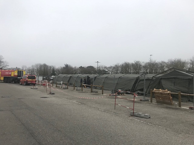 Les tentes d'un hôpital militaire de fortune se dressent désormais sur le parking du site de Mulhouse. (Photo : LD)