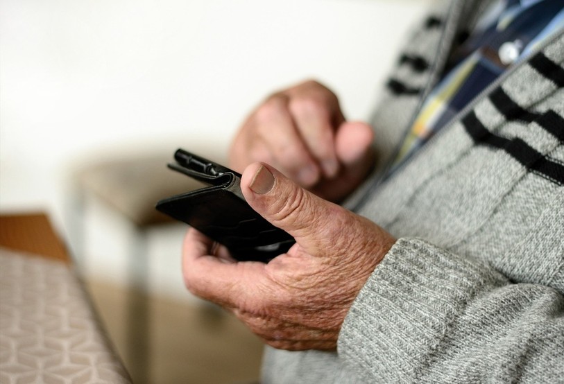 Les escrocs agissent principalement par téléphone et visent majoritairement les personnes vulnérables. (Photo : illustration/BNJ)