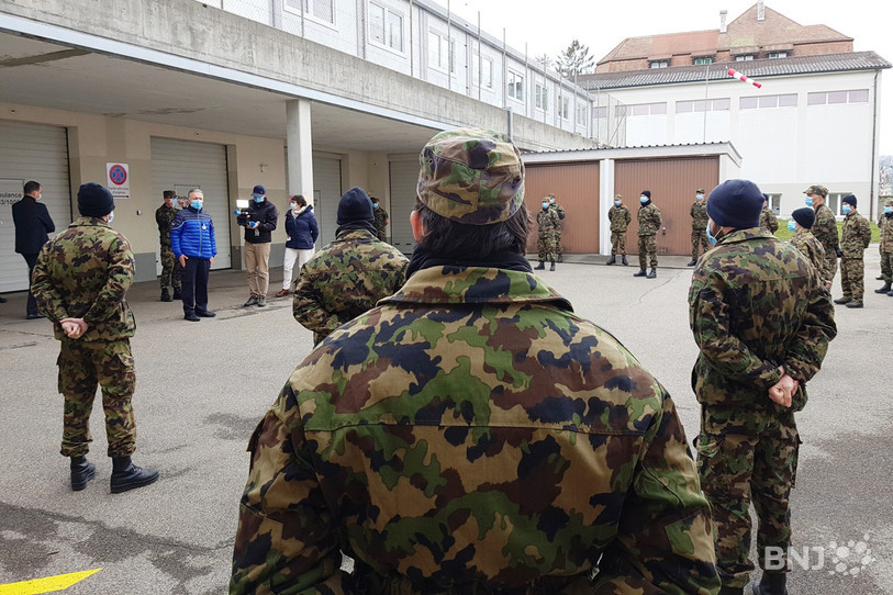 Les soldats ont reçu l'accueil du commandant de la police cantonale jurassienne Damien Rérat, qui dirige actuellement l'Etat-major cantonal de conduite (EMCC).