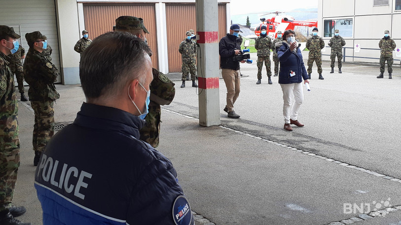 La directrice des soins de l'H-JU Catherine Citherlet (au centre de l'image) répartit les soldats.