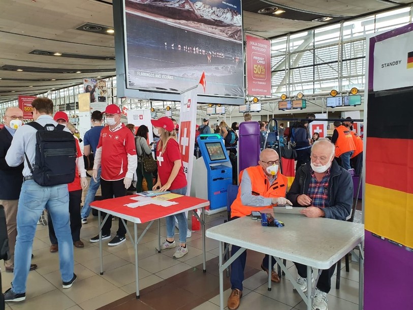 Au départ de l'aéroport de Santiago, au Chili, les Suisses ont été rigoureusement contrôlés (photo : Facebook DFAE).