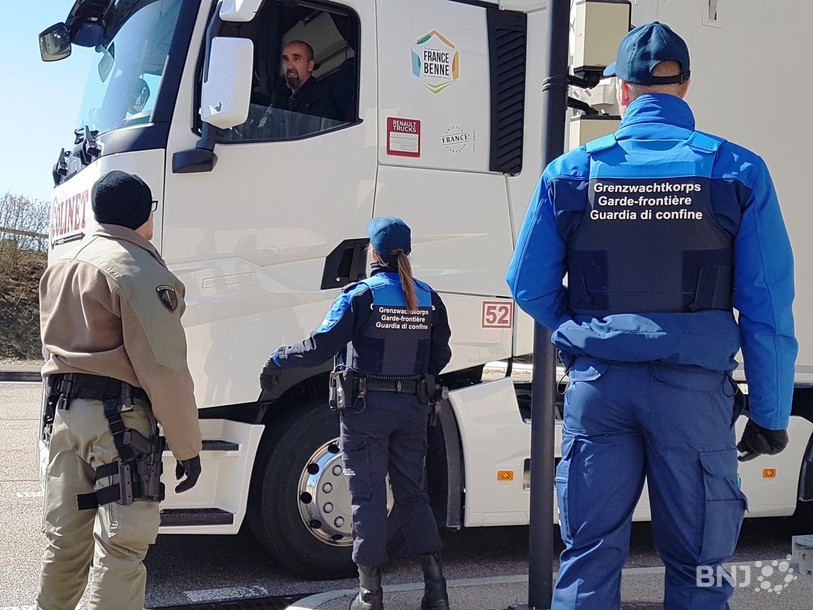 Les contrôles des camions figurent toujours parmi les nombreuses tâches accomplies par le personnel de l'Administration fédérale des douanes et les renforts de l'armée.