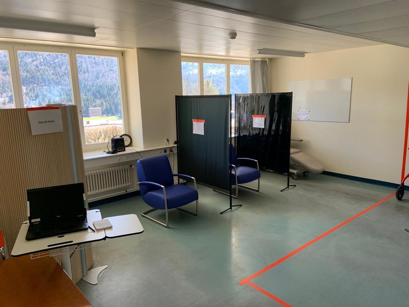 Les patients qui pourraient avoir contracté le virus sont pris en charge séparément. A St-Imier, la zone de l'ancienne blanchisserie a été transformé à cet effet. (photo: HJB)