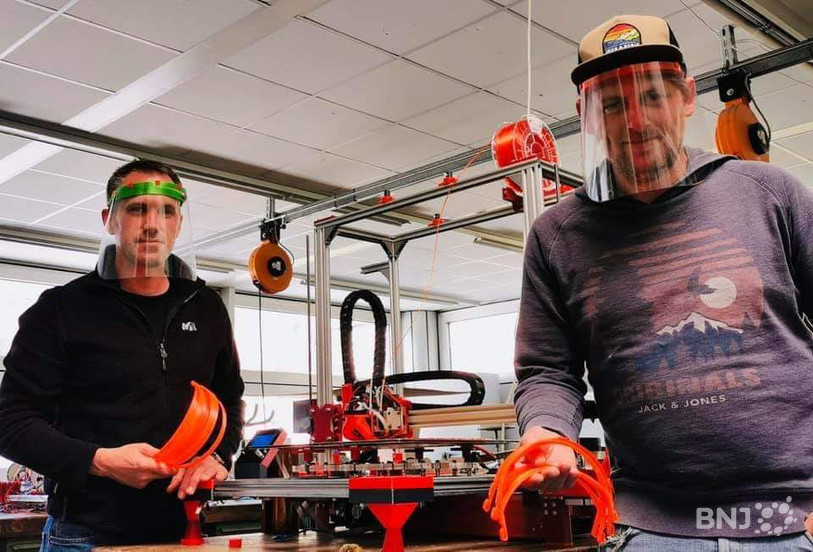 Au ceff-Lab et à l'école secondaire de Moutier, une dizaine d'imprimantes tournent à plein régime grâce à Julien Hoffmeyer (à gauche) et Léo Boegli. (photo : ldd)