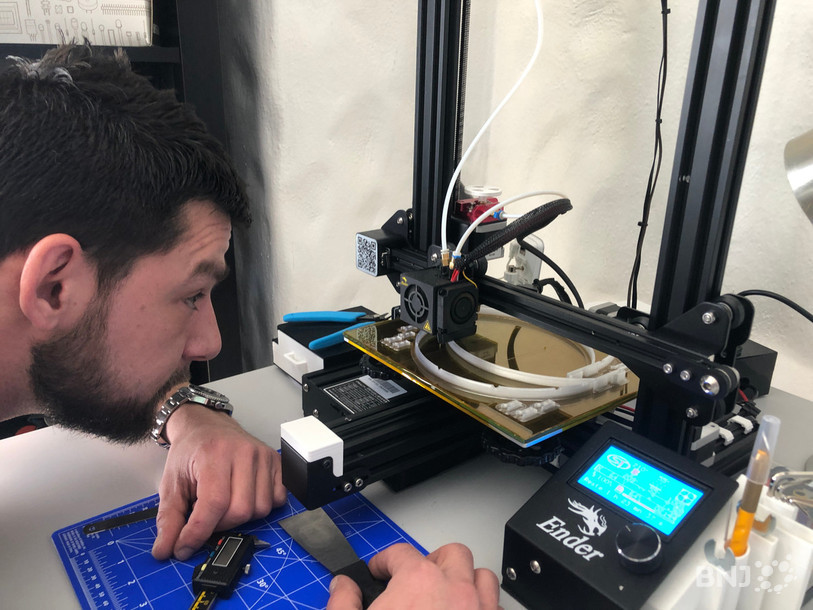 Nicolas Chiladakis surveille sa production.