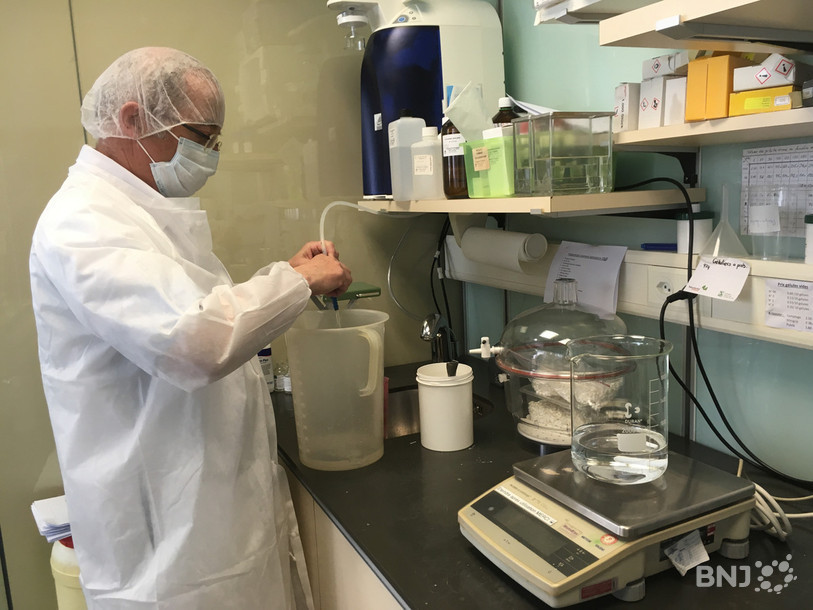 Antoine Wildhaber en pleine préparation de solution désinfectante. 