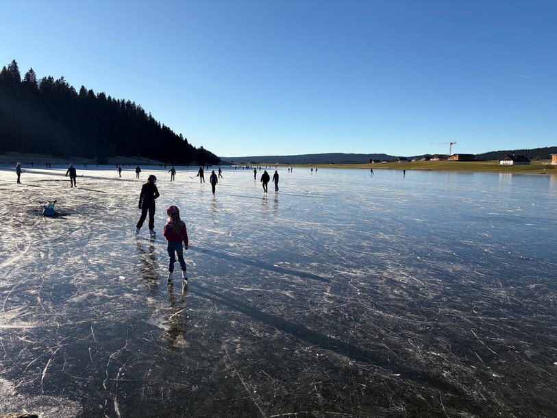 Une couche de glace suffisante est nécessaire pour patiner en toute sécurité sur le lac. (Photo : archives)