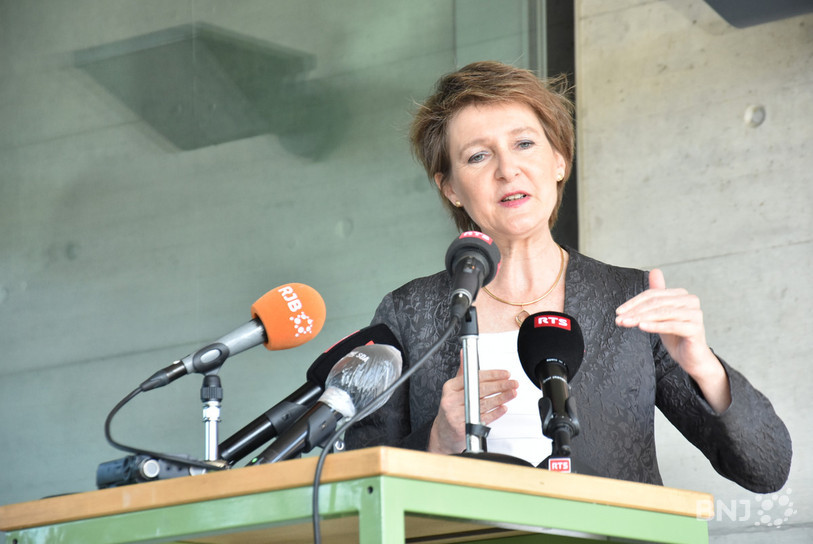 Simonetta Sommaruga s'est exprimée lundi après-midi devant les locaux d'Affolter à Valbirse.