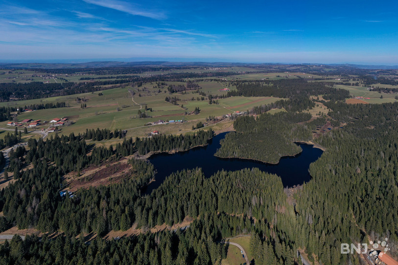 L’Étang de la Gruère, l'un des joyaux du Jura. (photo : Georges Henz).