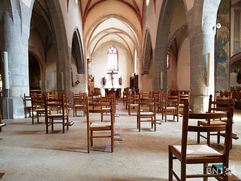L’église St-Pierre de Porrentruy a complètement revu la disposition de ses chaises durant cette période de coronavirus.