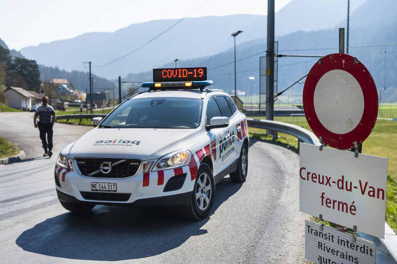 Une dizaine d'amendes ont été distribuées dans le secteur du Creux-du-Van. (Photo : KEYSTONE/Jean-Christophe Bott.)