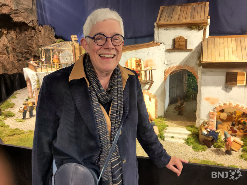 Marie-Josèphe Lachat, tout sourire au moment de prendre la pose devant une portion de la Crèche aux cinq sens.