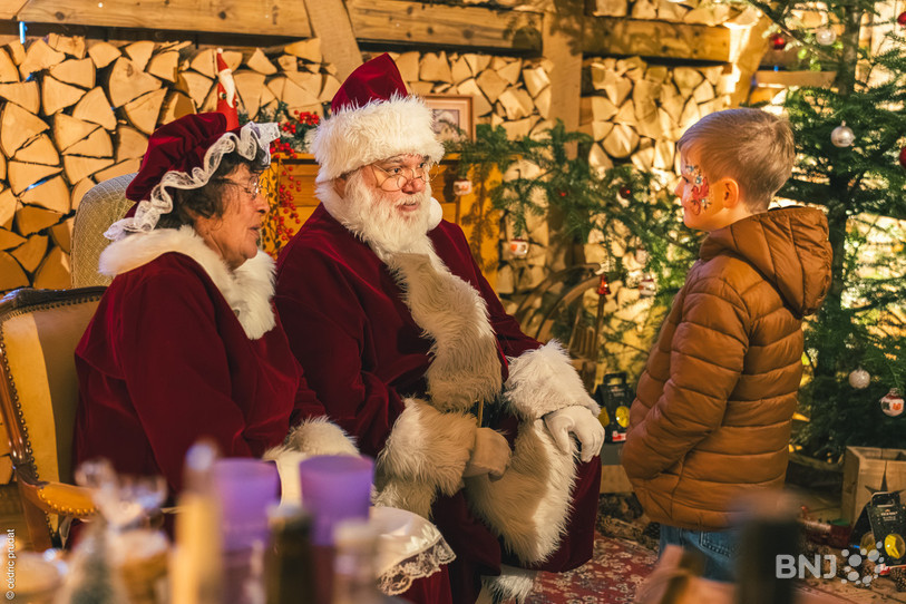 La Mère Noël et le Père Noël ont passé une bonne partie de leur mois de décembre à Mormont, pour le plus grand bonheur de nombre de petits Jurassiens. (Photo : Cédric Prudat)