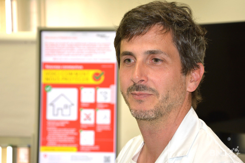 Le report de certaines opérations est dû au nombre de patients, pas seulement en soins intensifs, mais aussi dans les unités habituelles, nous a dit Yannick Mercier
