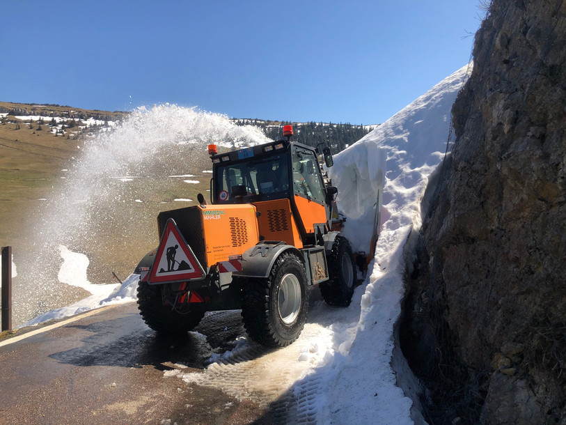 La fraiseuse en action du côté de l'Egasse sur la route du Chasseral. (Photo: Office des ponts et chaussées du Jura bernois)