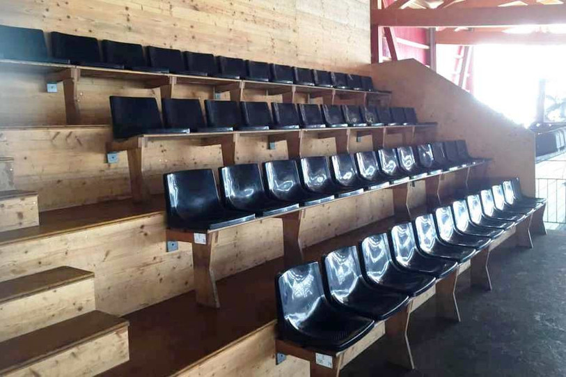 Les sièges du Voyeboeuf ont été installés cette semaine à Delémont (photo : Facebook HC Delémont-Vallée).