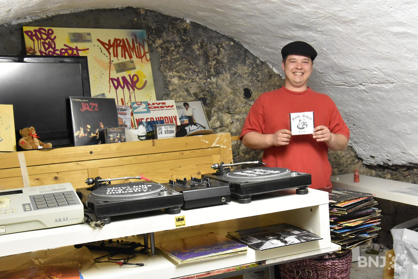 Michael Riggs dans sa salle dédiée à la musique.