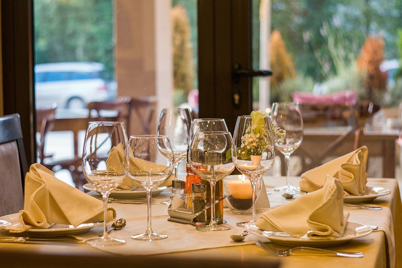 Les six cantons romands souhaitent que les restaurants puissent servir des repas le soir, et donc rester ouverts après 19h (photo: archive d'illustration).