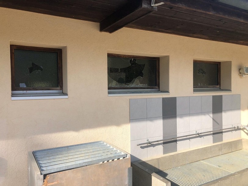 Les vitres du bâtiment utilisé par le FC Soyhières ont été cassées par les vandales