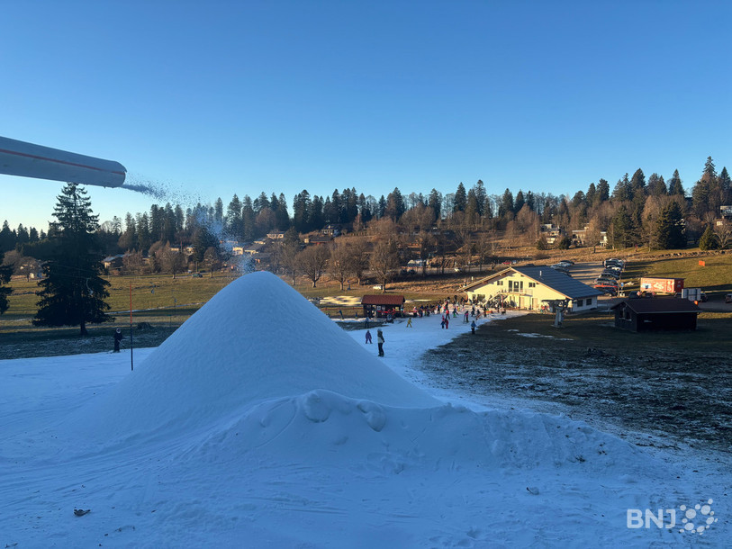 L’or blanc jaillit d’un tuyau sous la forme de paillettes de glace, aux abords de la piste. Un système qui fonctionne à satisfaction. 