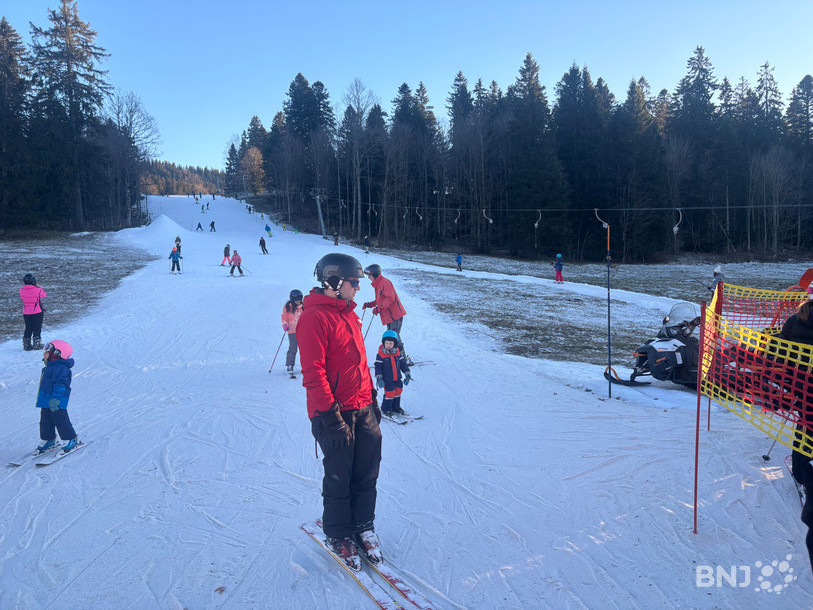De nombreuses familles profitent de cette neige inespérée. 
