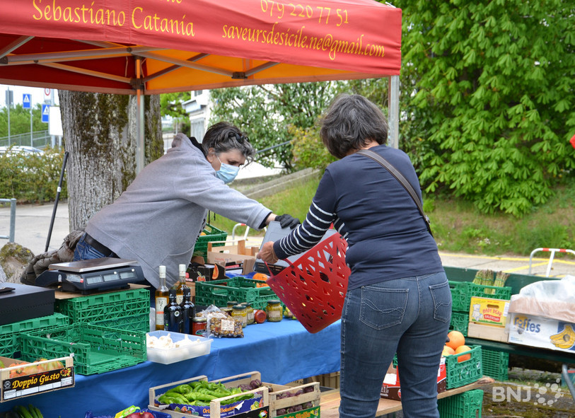 A La Coudre, les clients étaient contents de disposer d'un stand de proximité pour acheter fruits et légumes.