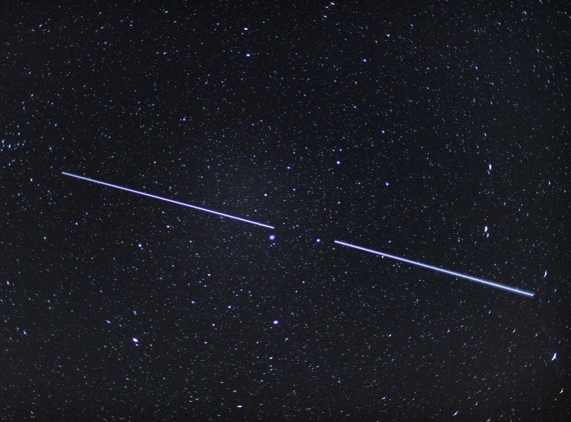Deux satellites du projet Starlink (photo : Keystone/Patrick Pleul)