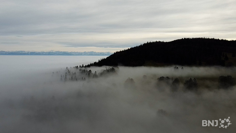 Le pied du Jura (ici la vue du lac de Neuchâtel, prise de la Tourne), a vécu l’un des cinq mois de décembre les plus sombres depuis une centaine d’années, selon MétéoNews.