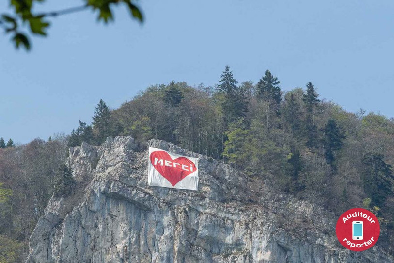 La banderole a été accrochée par les sociétés locales de Rochefort Vendredi saint.