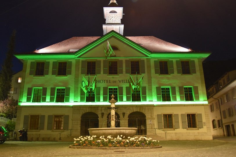 L'Hôtel de Ville de Moutier arborera des couleurs vertes jusqu'au terme de la crise en soutien au personnel de la santé