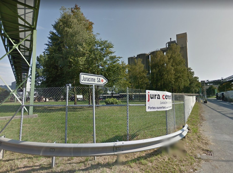 Le cimentier neuchâtelois qui avait déjà réduit ses émissions devra investir dans un nouveau système de filtration. (Photo: Google maps).