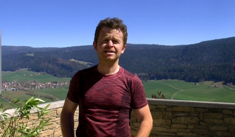 La salle de sport CrossLaFee et l'association Val'Action, représenté ici par son président Fabien Currit, ont présenté leur défi sportif depuis le Chapeau de Napoléon. (capture d'écran vidéo Youtube)