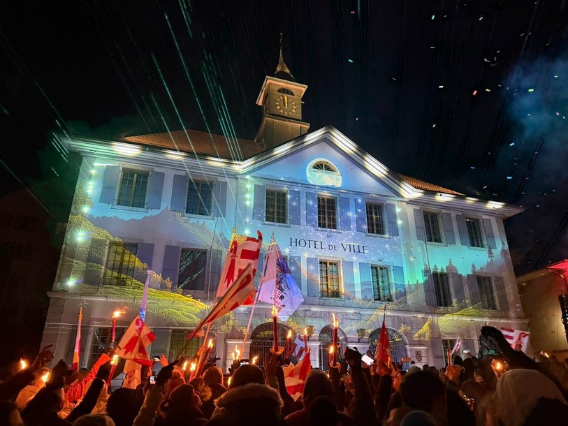 L'Hôtel de Ville de Moutier illuminé à l'heure du changement d'appartenance cantonale. (Photo : Maxime Fridez).
