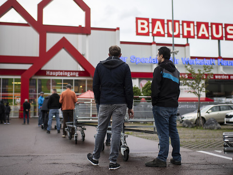 La file devant un magasin de bricolage bernois (photo : Keystone /Gian Ehrenzeller)