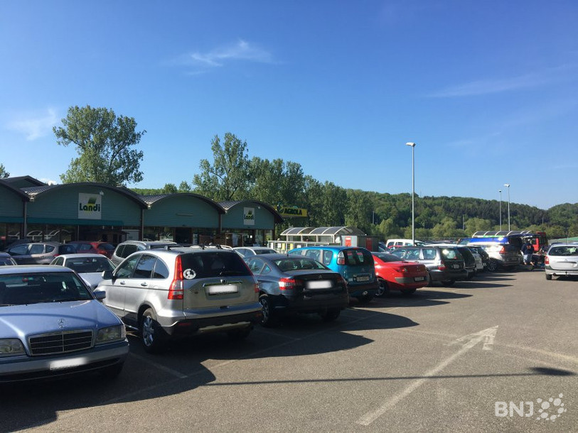 Le parking du magasin Landi à Alle s'est rapidement rempli lundi matin.