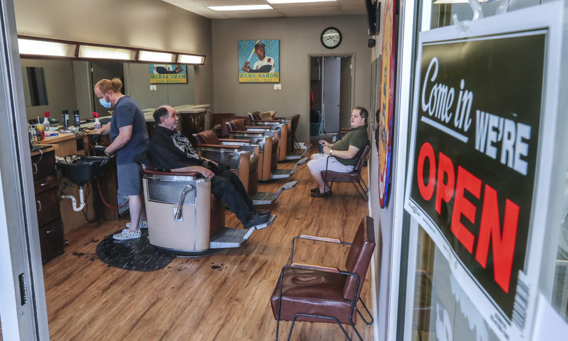 En Géorgie, les barbiers et salons de coiffure ont pu rouvrir vendredi (photo : John Spink/Atlanta Journal-Constitution via AP)