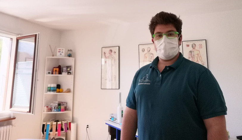 Valentin Piaget reçoit ses patients en portant un masque et en respectant plusieurs autres mesures afin de garantir les prescriptions d'hygiène liées au Covid-19. (Photo: ldd)