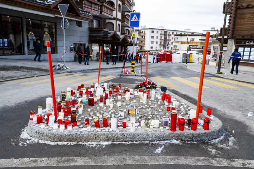 Une délégation neuchâteloise sera présente vendredi à Martigny pour rendre hommage aux victimes du drame de Crans-Montana. (Photo : EPA/JEAN-CHRISTOPHE BOTT)