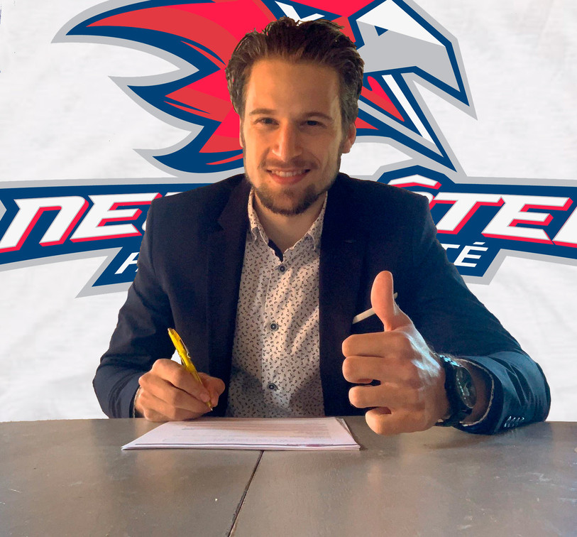 Colin Loeffel au moment de la signature. 