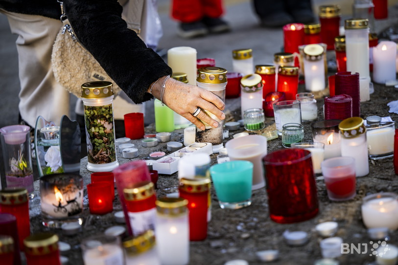 Les personnes se recueillent à Crans-Montana en mémoire des victimes. (Photo : Keystone/Jean-Christophe Bott)