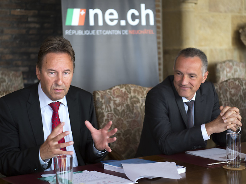 De gauche à droite : le président du Conseil d'Etat neuchâtelois Alain Ribaux, et le grand argentier cantonal Laurent Kurth ont présenté des comptes 2019 meilleurs que prévu, même s'ils demeurent dans le rouge. (Photo : archives KEYSTONE/LAURENT GILLIERON).