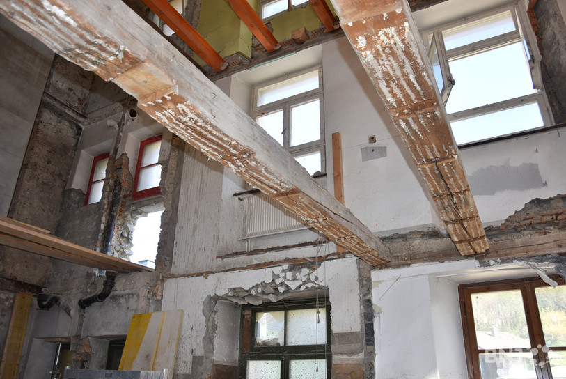 Pour l'heure les rénovations ont eu lieu principalement au niveau du toit et du grenier. L'intérieur du bâtiment est quant à lui presque nu.