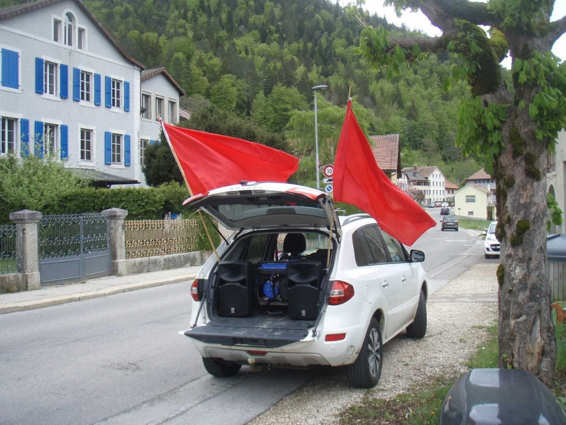Le POP du Val-de-Travers a parcouru le district pour faire chanter les confinés. (Photo: POP Val-de-Travers)